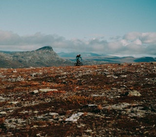 SYKLING PÅ BEITOSTØLEN: Med Bitihorn i bakgrunnen setter Kasper Madsen retning over Slettefjell og en lang utforkjøring som venter. stisykling beitostølen