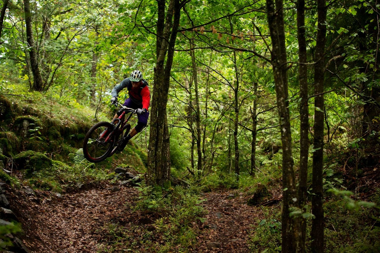 Stien er bygget på en slik måte at man enten kan rulle over kuler - eller får luft under hjulene slik Steinar Ytrehus helst gjør. / Stisykling i Norge. Stien er bygget på en slik måte at man enten kan rulle over kuler - eller får luft under hjulene slik Steinar Ytrehus helst gjør. / Stisykling i Norge.