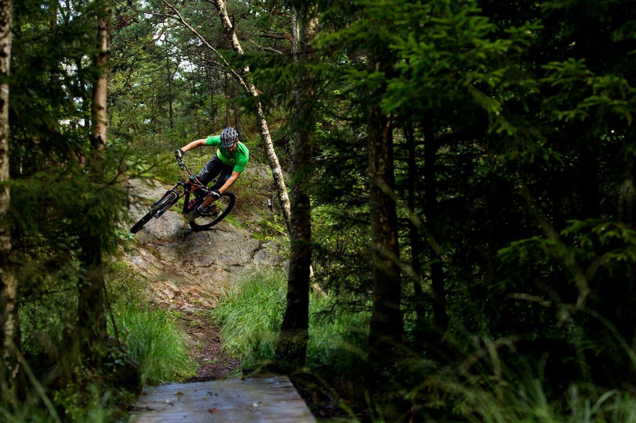 «Utforen» er bare ett av mange morsomme stiparti i Tungvekteren. Når sant skal sies, er egentlig hele stien morsom. / Stisykling i Norge. «Utforen» er bare ett av mange morsomme stiparti i Tungvekteren. Når sant skal sies, er egentlig hele stien morsom. / Stisykling i Norge.