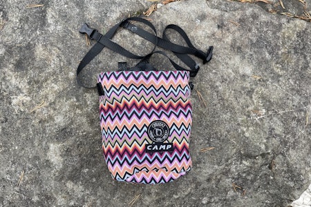 Flott: Camp Polimagò er en meget tiltalende kalkpose som vekker positive følelser. Det meste fungerer bra, men lukkingen lekker litt kalk gjennom stoffet. Flott: Camp Polimagò er en meget tiltalende kalkpose som vekker positive følelser. Det meste fungerer bra, men lukkingen lekker litt kalk gjennom stoffet.