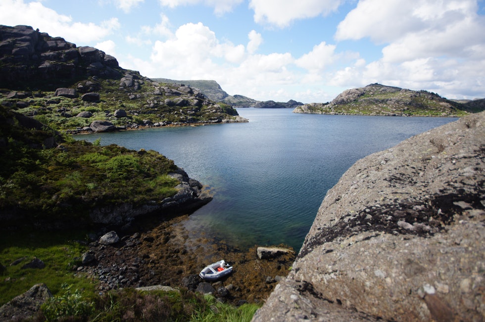 IDYLL: På Sula finner jeg en fredfull og stille fjord, med varmt vann og godt fiske.  Foto: Kjell-Harald Myrseth 