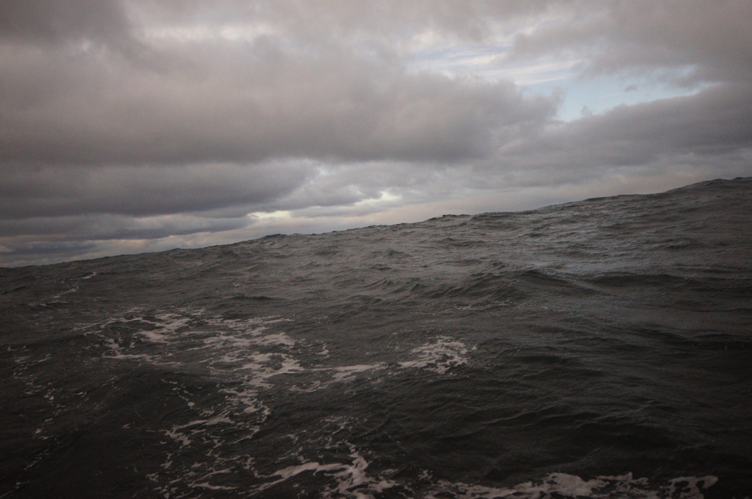 DET BRYGGER OPP: En kjempe med kraft fra Barentshavet, og horisonten forsvinner bak bølgen. 
