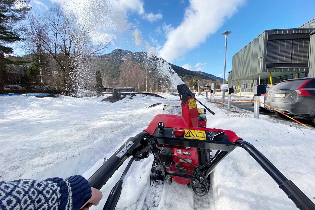 SNØFRESER PUMPTRACKEN: Stibygger Knut Lønnqvist i Trailhead Nesbyen tydde til snøfreseren for å få pumptracken i Nesbyen sentrum klar til sykling. pumptrack nesbyen sentrum halllingdal snøfreser