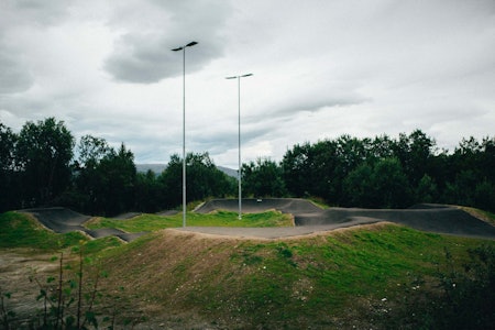 PUMPTRACK: Pumptracken du finner her er litt mer avansert enn de to andre i Tromsø. Det kan by på mye moro. Foto: Sjur Melsås. pumptrack tromsø