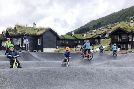 Det var yrende liv i den nye pumptracken i Myrkdalen Fjellandsby både under selve åpningen og resten av dagen. Foto: Ida Bjotveit Det var yrende liv i den nye pumptracken i Myrkdalen Fjellandsby både under selve åpningen og resten av dagen. Foto: Ida Bjotveit