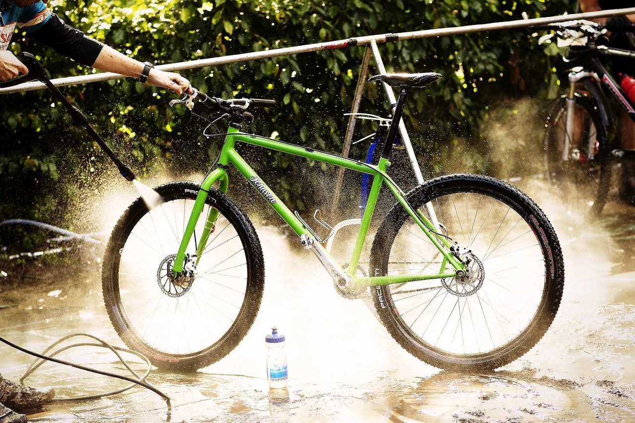 IKKE BARE: .... vask er både viktig og fint, men før du setter bort sykkelen for vinteren er det noen flere ting du bør gjøre. Foto: Kristoffer H. Kippernes vinterlagring sykkel vaske vedlikeholde terrengsykkel