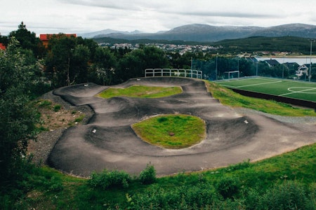 FIN PUMPTRACK: Slettaelva skole har en førsteklasses pumptrack. Foto: Sjur Melsås pumptrack tromsø slettaelva skole