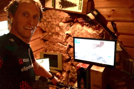 I POSE OG SEKK: Ole Christian Fagerli får presset inn både Zwift-ritt og egne intervaller på en time - for tida kjøres øktene i vedboden på hytta. Foto: Privat Ole Christian Fagerli Zwift og rullesykling