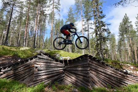 Aleksander Wassum i svevet på Mustache-stien i Gullia på Trysil Bike Arena. Foto: William Kempton Trysil bike arena mustache fri flyt terrengsykkel mtb