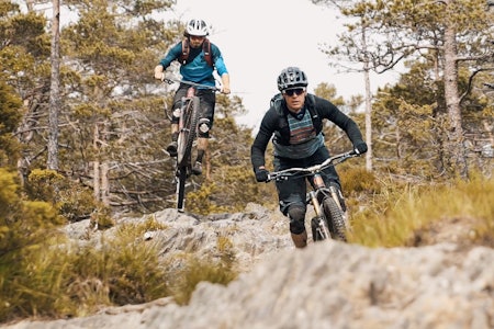 STIYKLING I BERGEN: Utforveteran og nå endurokonge Espen Johnsen står for guidingen i Bergen. Henrik Ulleland følger etter.   stisykling i bergen