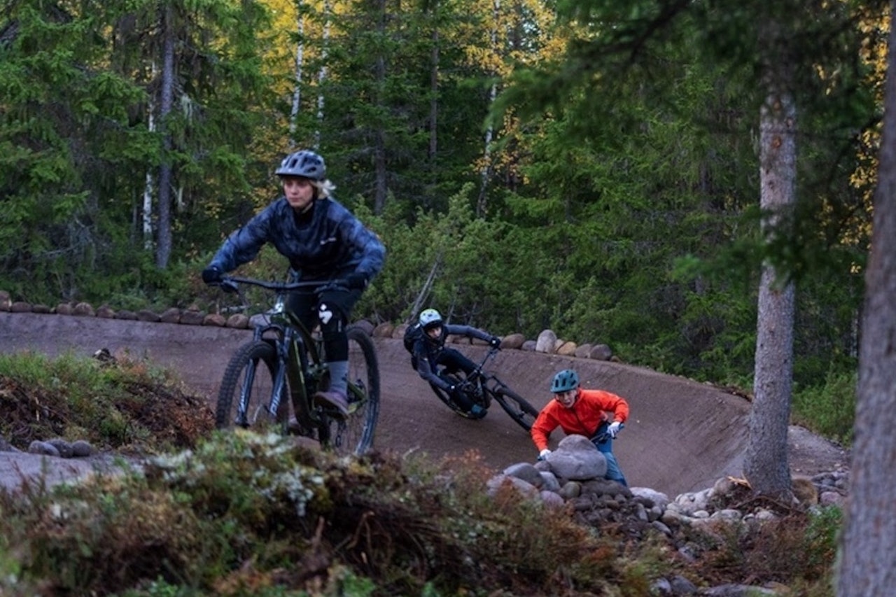 RØDGRADERT FRYD: Gullias nye flytsti Rodeo ble åpent fredag i forbindelse med sesongavslutningen i Trysil Bike Arena. Foto: Trysil Bike Arena  Rodeo rødgradert sti i Gullia