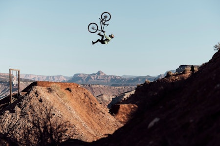 VILLE TILSTANDER: Red Bull Rampage flytter alltid grensene for hva som er mulig på en terrengsykkel. Her tester den regjerende mesteren Brandon Semenuk et nybygd hopp. Foto: RedBull Brandon Semenuk Red Bull Rampage