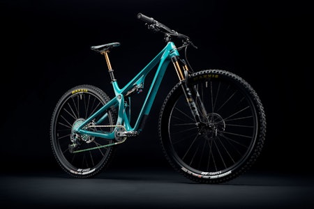 TIL 115: Yeti har skrudd bryteren til 115 og lanserer nå SB115-sykkelen. En SB100 med forlenget vandring både foran og bak.  Yeti SB115 i turkis.