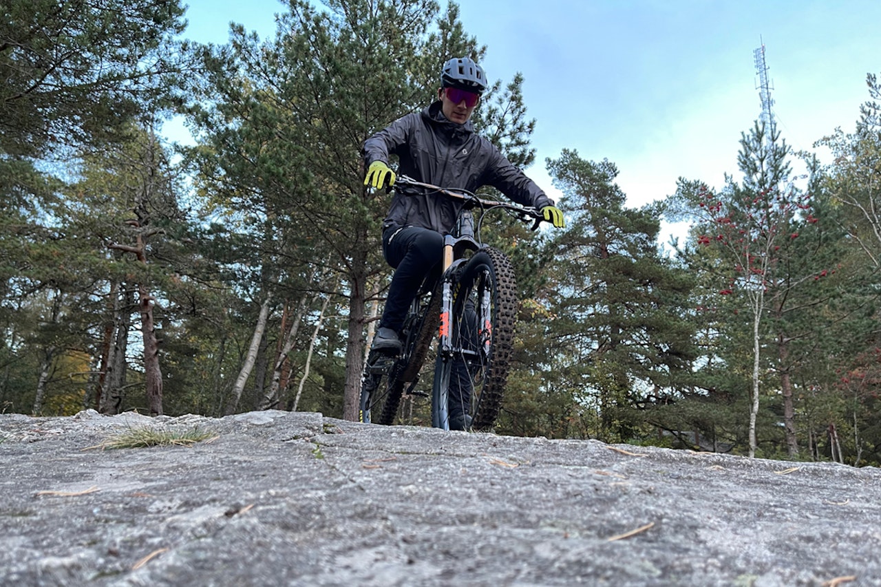 Utforsyklist Simen Smestad er på stiene i østmarka utenfor Oslo hele året. Utforsyklist Simen Smestad er på stiene i østmarka utenfor Oslo hele året.