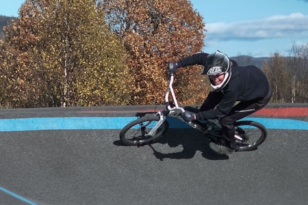 NORGESMESTER: Annika Pettersen har dominert dameklassen i pumptrack hele sesongen. I helga ble hun kåret til tidenes første (uoffisielle) Norgesmester i pumptrack. Foto: Magnus Grönberg Annika Pettersen norgesmester i pumptrack 2021