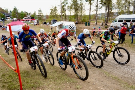 HØY FART: Det var høyt nivå på feltet i Norgescupavslutningen på Langsetløkka. Foto: Øyvind Aas Rye Terrengsykkelfestival Start