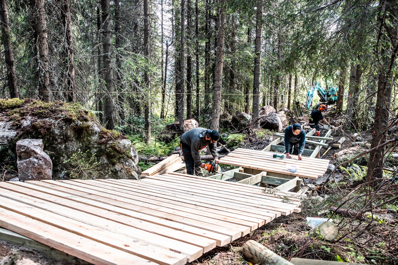 Stibyggerne i Trysil har stått på helt siden midt i sommerferien med den første seksjonen av Rolling Stone. Nå åpner den røde løypa som på sikt skal bli et mer teknisk alternativ til Magic Moose. Foto: Andreas Fausko