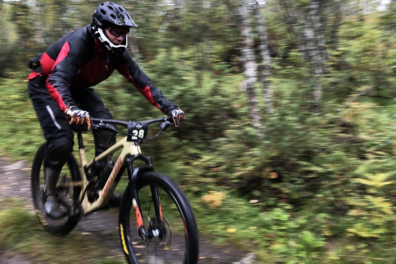 Rittleder Anders Røkenes tok ubeskjedent seieren i Harstad Enduro også i år, denne gangen i sekundstrid med tidligere eliterytter Edvard Vea Iversen. Foto: Tonje Mari Amundsen