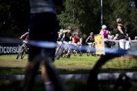 TETT: Hard kamp om posisjonene. Foto: Kristoffer H. Kippernes TETT: Hard kamp om posisjonene. Foto: Kristoffer H. Kippernes