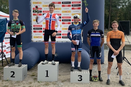 SOLEKLAR SEIER: Regjerende norgesmester Erik Hægstad vant kortbanerittet i Halden med knusende margin, mens U23-gutta Ole Sigurd Rekdal (til høyre) og Knut Røhme sørget for å holde utlendingene utenfor pallen søndag. Mats Tubaas Glende ble nummer fire og André Eriksson fra Sverige nummer fem. Foto: Cathrine Glende Erik Hægstad vant kortbanerittet i Halden