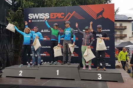 Synne Steinsland og Anders Seim kom på tredjeplass på dronningetappen i det fem dager lange etapperittet i Sveits. Foto: Swiss Epic