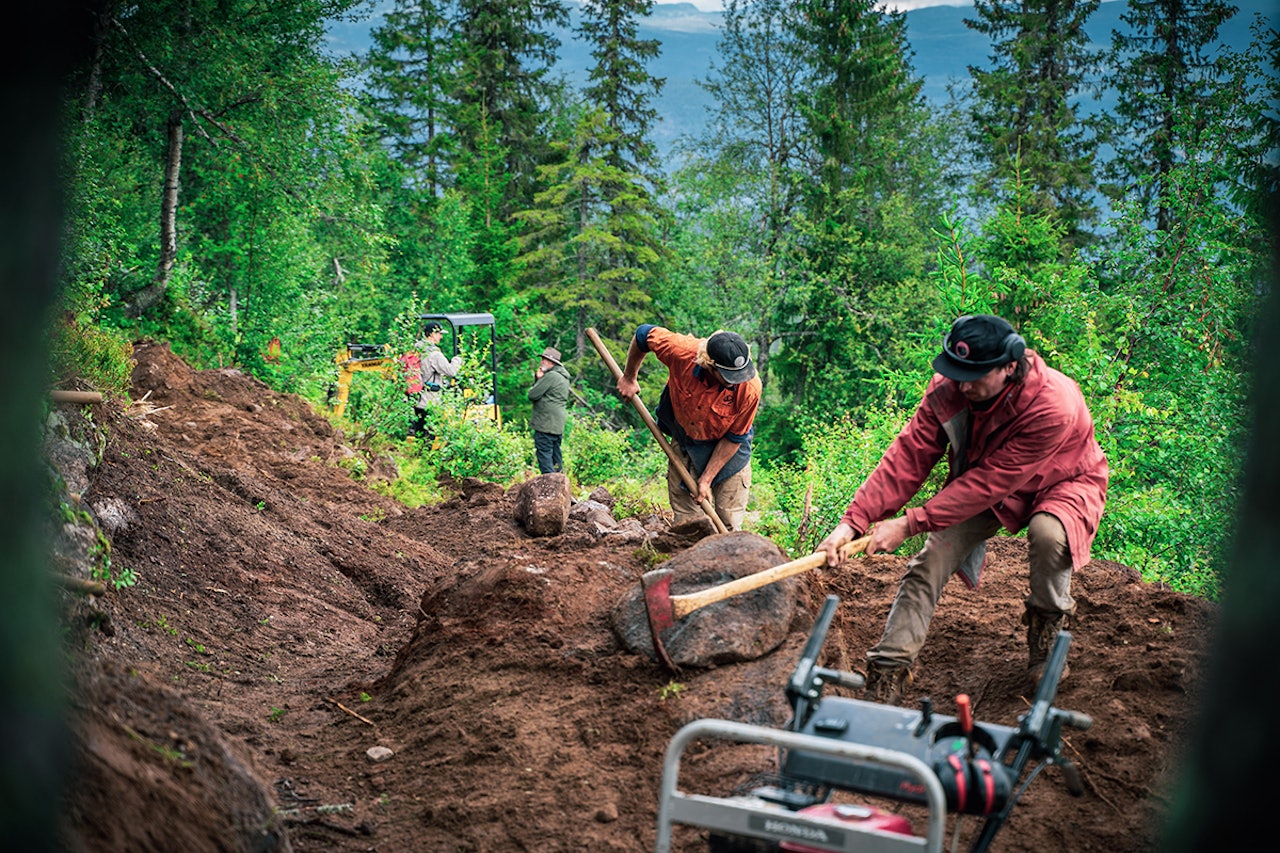 BYGGER: Glen Jacobs og World Trail bygger sti på Høgevarde. Foto: Lars Storheim Høgevarde