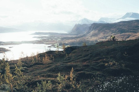 PÅ HJEMMEBANE: Andreas Holm, lokal pokal på utlån til Sør-Norge, vet å sette pris på hjembygda. Spesielt dens flytstier i spektakulært landskap.  Troms Lyngen sykling