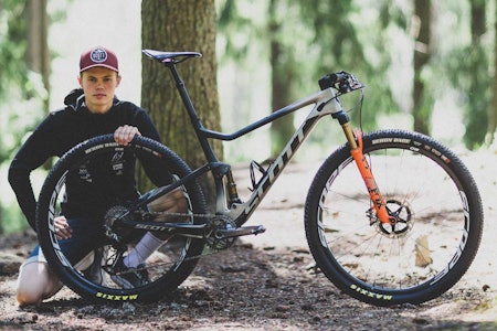 BYGD SELV: Erik Hægstad begynte med et Scott Spark SL rammesett, og bygde seg rittfulldemper.  Foto: Kristoffer H. Kippernes erik hægstad scott spark