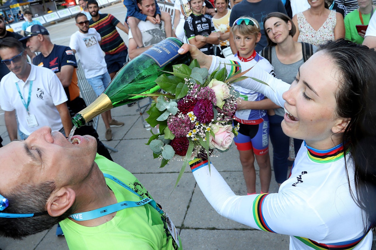 TILBAKE I REGNBUETRØYA: Gaia Tormena fra Italia feirer VM-gullet i sprint (XCE) i Graz i Østerrike søndag kveld. Foto: GEPA pictures/UCI Gaia Tormena fra Italia vant VM i sprint 2021