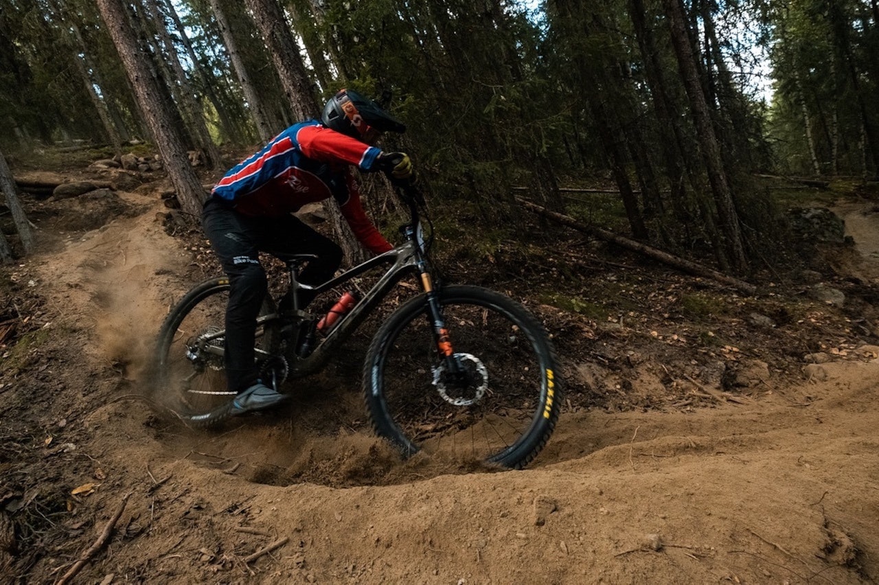 NORGESCUP: Nesbyen innleder årets norgescup i enduro. Her er Simen Smestad under fjorårets enduro-NM i Nesbyen. Foto: Radim Hamal @radimhamal Simen Smestad vant tidenes første offisielle NM i enduro