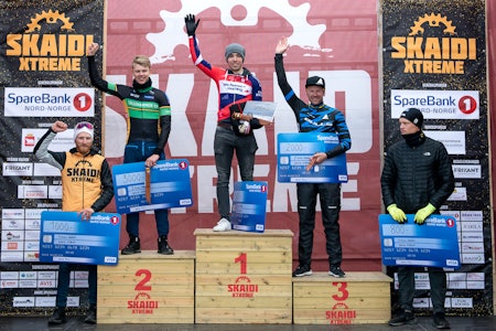 HERREPALLEN: Britiske Ben Thomas vant Skaidi Xtreme, foran Ole Sigurd Rekdahl og Karl Platt. Sondre Faanes (til venstre) ble nummer fire og Bjørn-Vidar Suhr (til høyre) nummer fem. Foto: Arrangøren Herrepallen i Skaidi Xtreme 2021