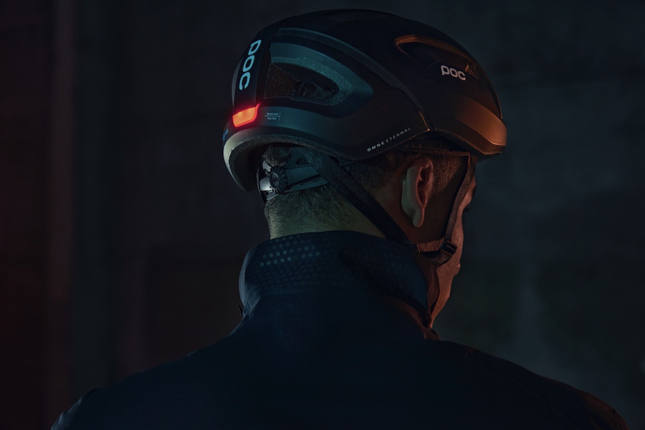 TRYGGERE SYKKELHJELM? Den nye Omne Eternal-sykkelhjelmen fra Poc har integrert lys, og ingen batterier som krever lading. sykkelhjelm poc innebygd lys trafikk synlighet