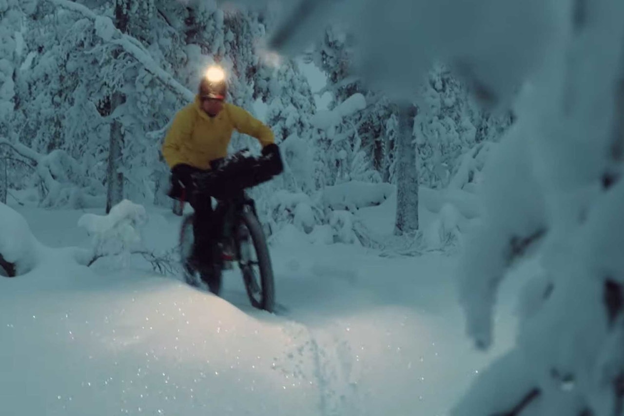 OVERNATTING MED SYKKEL: Vinter og kulde gir overnattingsturen på sykkel litt ekstra krydder. Foto: Skjermdump fatbike vintersykling overnatting
