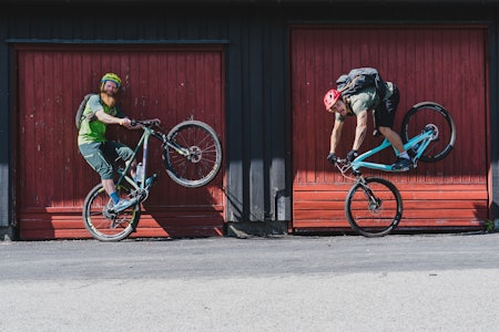 Programleder og sykkelekspert Aslak Mørstad møtte Eirik Ulltang, som en av Norges beste trialsyklister, for å snakke om oppvarming. Foto: Christian Nerdrum