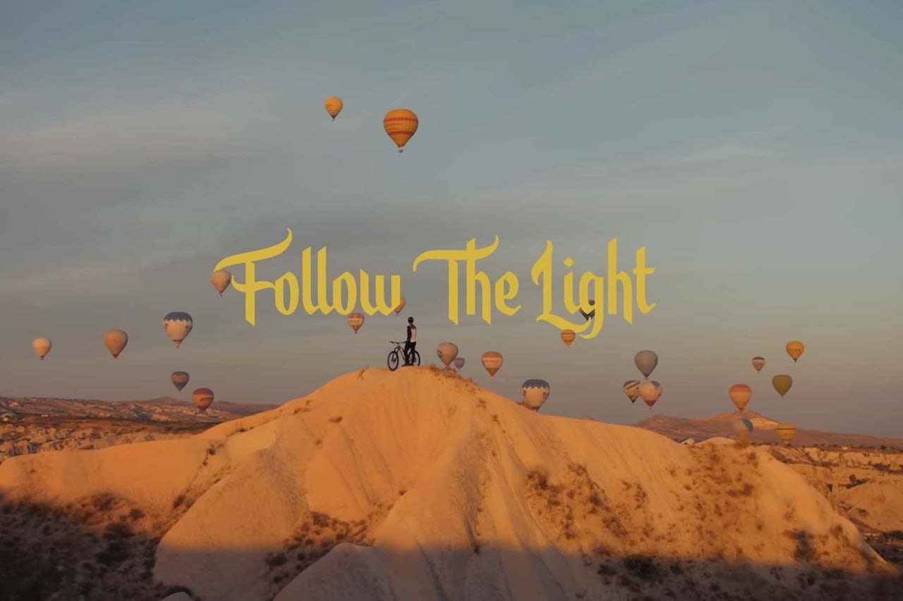 HØYT OG LAVT: Killian Bron sykler i unike landskap i denne filmen. Foto: Skjermdump killian bron follow the light