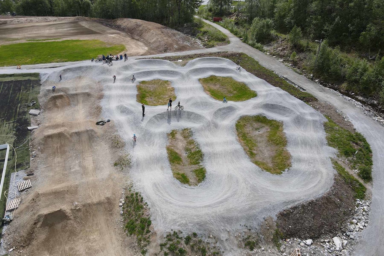 PUMPTRACK OG HOPP: På Kaupanger er det plenty muligheter til å utvide ferdighetsreportoaret. Foto: Henrik Ulleland pumptrack kaupanger sogndal