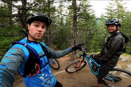 LEGENDETUR: Den ikke så ukjente Remy Metallier drar på skistjerna Mike Douglas. Foto: Skjermdump Remy Metallier Mike Douglas Whistler stisykling