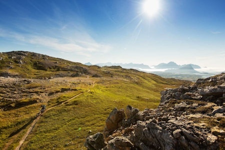 WOW: Dette ordet kommer du til å si ofte dersom du legger inn et besøk til Lofoten i ferien. Uavhengig av om det er med eller uten sykkel. Foto: Kristoffer Kippernes stisykling i lofoten, justadtind