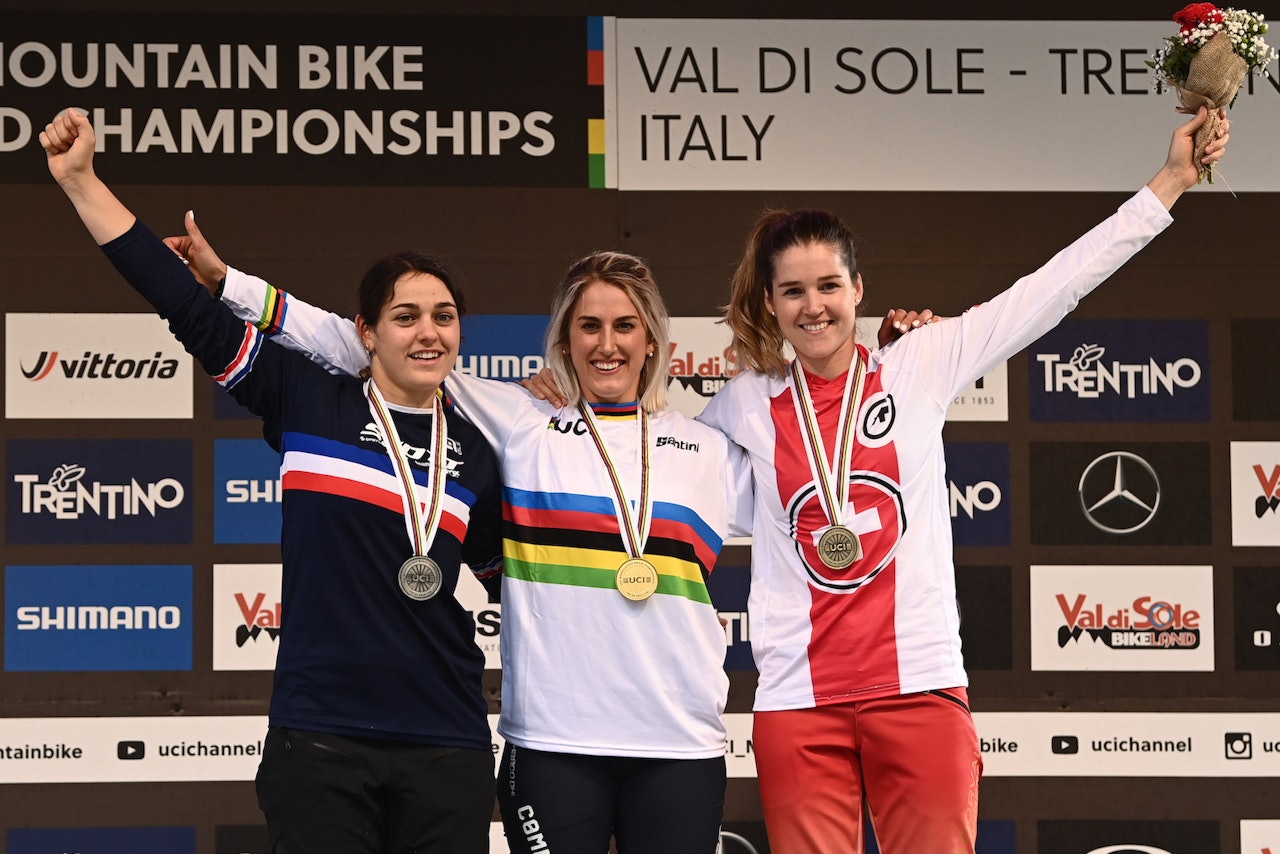 DAMEPALLEN: Myriam Nicole fra Frankrike er verdensmester i utfor 2021. Hun vant elitedamenes finale foran landslagskollega Marine Cabirou og Camille Balanche fra Sveits. Foto: UCI Myriam Nicole fra Frankrike er verdensmester i utfor 2021