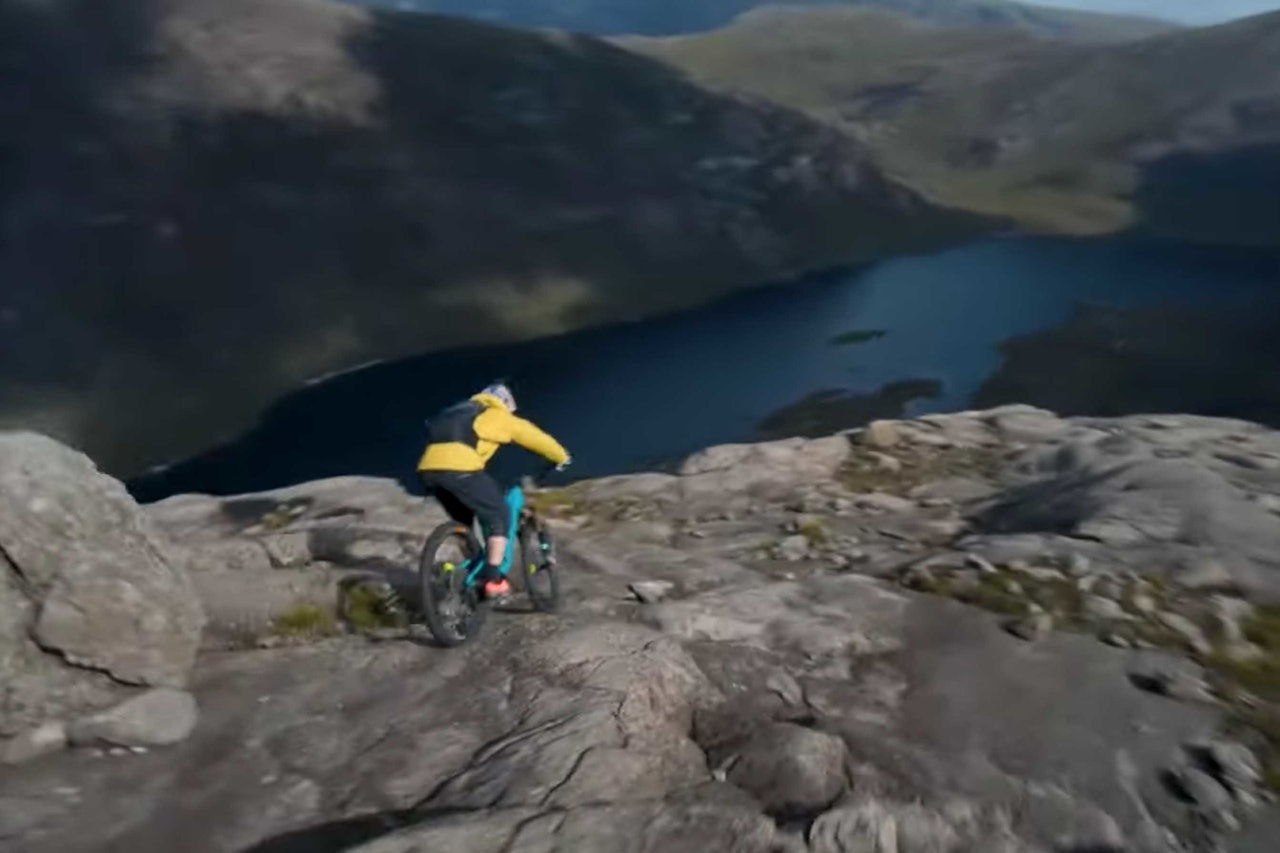NED HER? Å filme et slikt prosjekt er ikke bare enkelt, selv ikke for Danny MacAskill. Foto: Skjermdump danny macaskill sykling svaberg