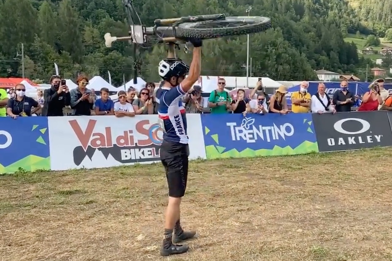 VERDENSMESTER: Franske Jerome Gilloux, sølvvinneren fra elsykkel-VM i fjor tok gull i år i Val di Sole i Italia fredag ettermiddag. Foto: Skjermdump UCI Jerome Gilloux, sølvvinneren fra elsykkel-VM i fjor tok gull i år i Val di Sole i Italia