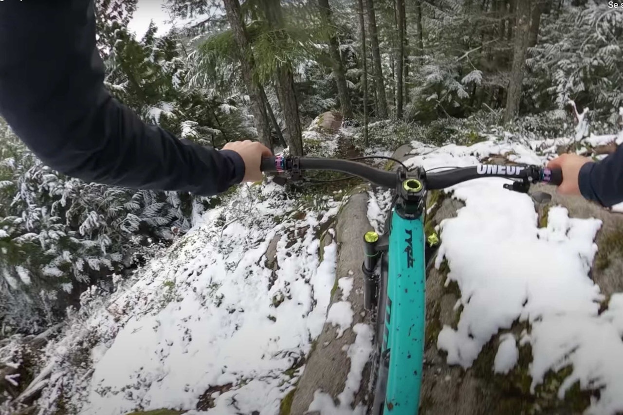 BRATT VINTERSTI: Remy Metallier lar ikke litt snø på bakken sette en stopper for sketchy linjer på sykkelen. Foto: Skjermdump remy metallier squamish vinter