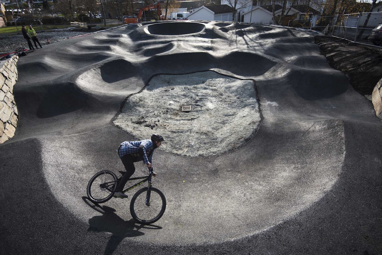 ASFALTERT: Pumptracken i Jørpeland er dekket med asfalt. Foto: Rekkje Stiutvikling pumptrack jørpeland rekkje stiutvikling