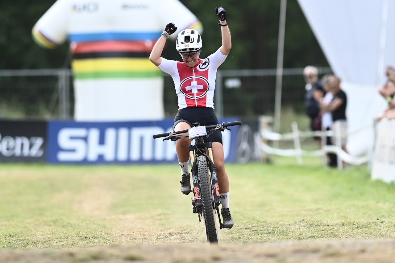 VERDENSMESTER: Nicole Goeldi fra Sveits vant kvinnenes elsykkelritt under VM i terrengsykkel i Italia. Foto: UCI Nicole Goeldi fra Sveits vant kvinnenes elsykkelritt i VM 2021
