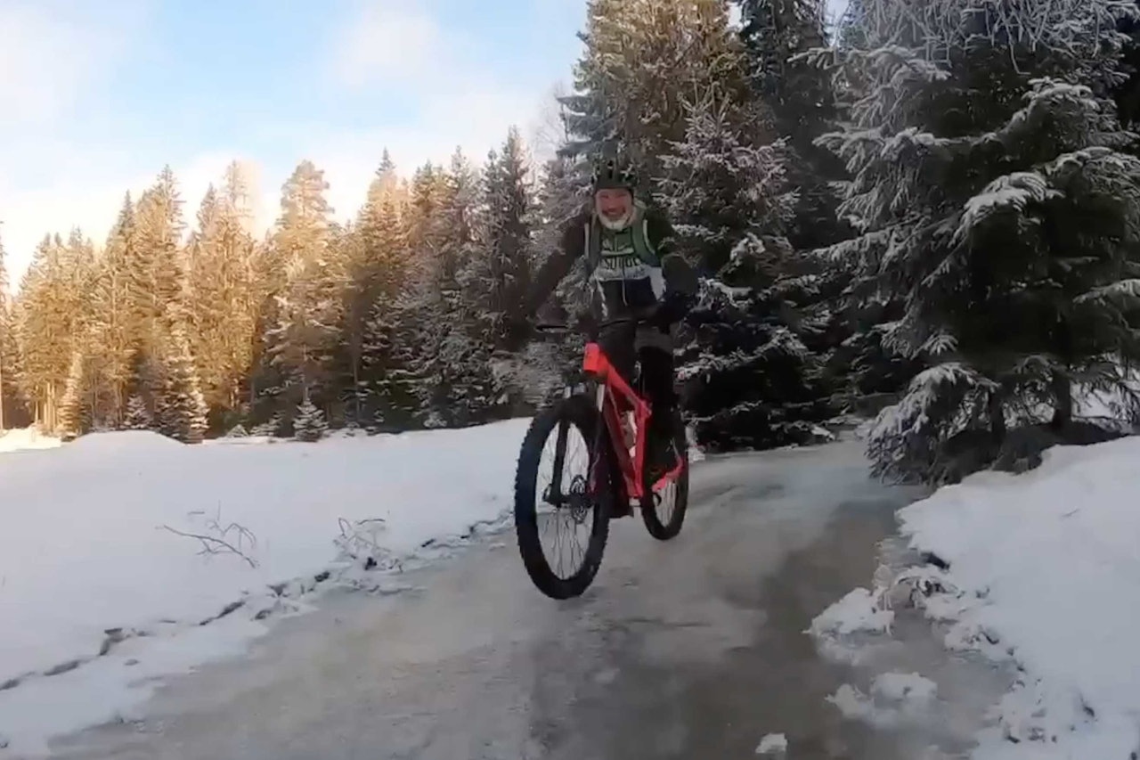 SPESIELL SYKLING: Flere har latt seg inspirere til å prøve sykling på islagte bekker. Foto: Skjermdump stisykling is bekk piggdekk