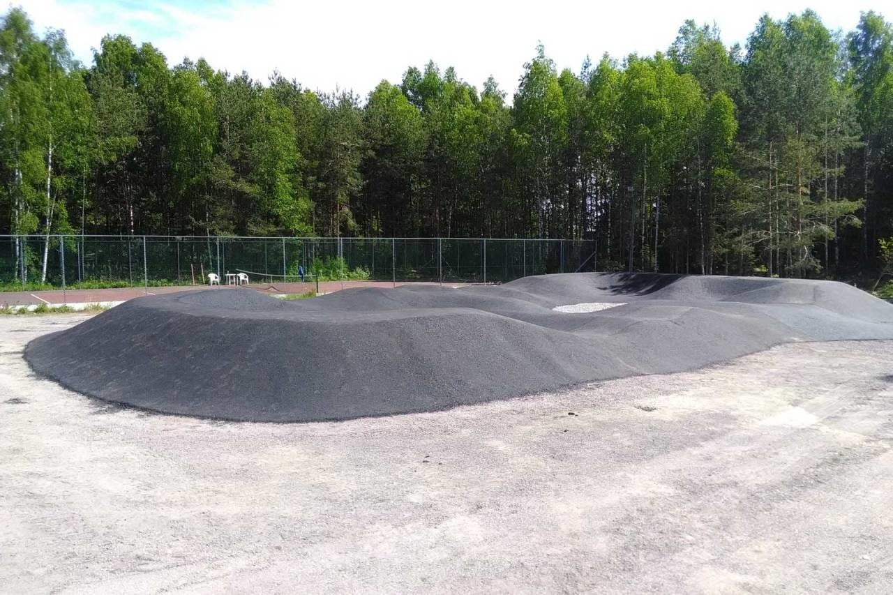 ASFALTERT: Pumptracken i Sande er gjort med skikkelig grunnarbeid, og asfaltert. Foto: Rune Høydahl ASFALTERT: Pumptracken i Sande er gjort med skikkelig grunnarbeid, og asfaltert. Foto: Rune Høydahl