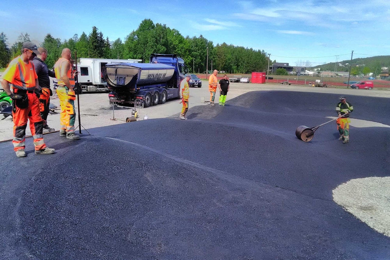 ASFALTERING: Her legges det asfalt på den nye pumptracken i Sande. Foto: Rune Høydahl pumptrack sande lersbrygga