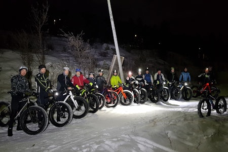ENDELIG: Onsdag kveld var det endelig nok snø til å trille i gang vinterens første fatbikeritt i Alta. Foto: Jon Vidar Bull Fatbike karusell Alta