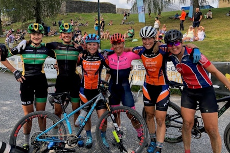 Elisabeth Sveum (nummer tre fra venstre) vant Grenserittet, mens Hedda Brenningen Bjørklund (til venstre) vant juniorklassen. Sigrid Andrea Fløgstad ble nummer to, Anne Helene Reiten (i rosa) ble nummer tre. Stine Hasund Eid ble nummer fem og Synne Steinsland nummer seks. Foto: Caroline Koren Elisabeth Sveum (nummer tre fra venstre) vant Grenserittet, mens Hedda Brenningen Bjørklund (til venstre) vant juniorklassen. Sigrid Andrea Fløgstad ble nummer to, Anne Helene Reiten (i rosa) ble nummer tre. Stine Hasund Eid ble nummer fem og Synne Steinsland nummer seks. Foto: Caroline Koren