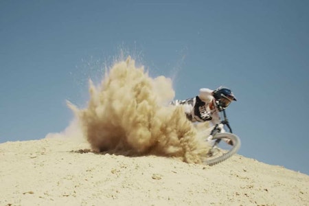 HØYDEPUNKTER: Fabio Wibmer rakk å legge inn en og annen brei sladd på sykkelen også i 2020. Foto: Skjermdump.  fabio wibmer video 2020